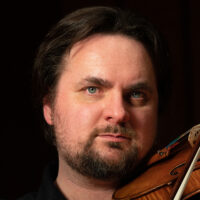 Dan Flanagan playing a violin (photo by Russ Gold)
